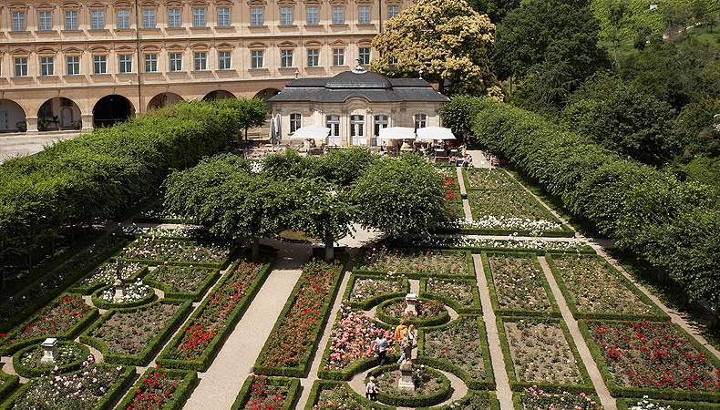 Bild: Rosengarten mit Café