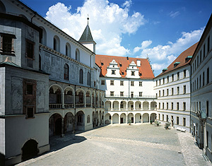 Link to the palace courtyard