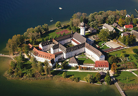 Bild: Luftaufnahme vom Kloster Frauenchiemsee