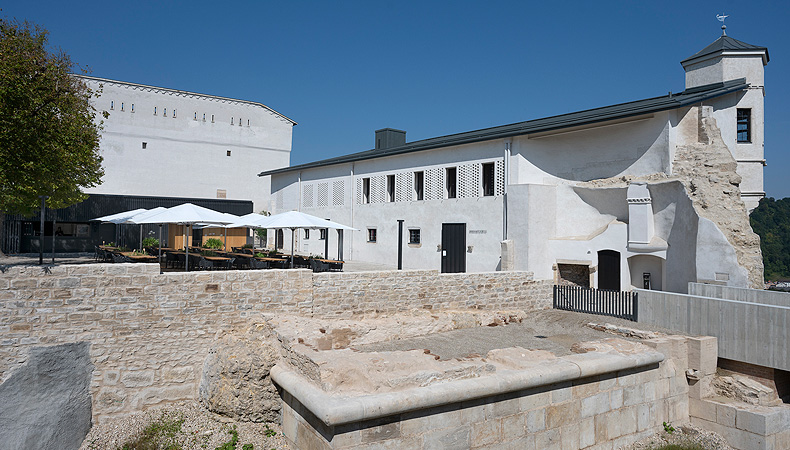 Entrance area and restaurant