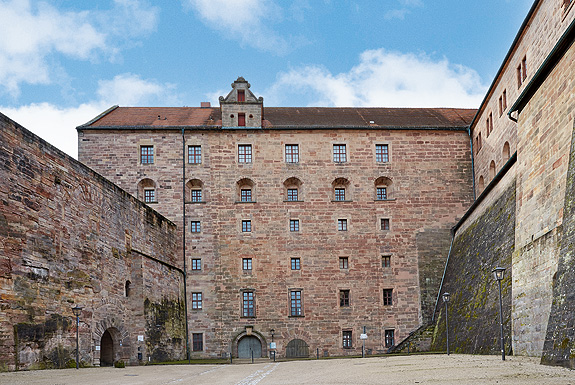 Picture: Barracks Courtyard</span> and Arsenal Building with barrier-free entrance