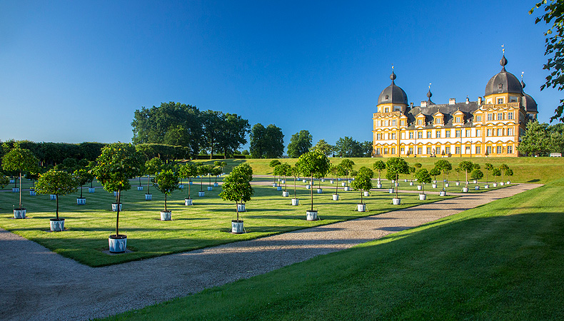 Bild: Schloss Seehof mit Orangerieparterre