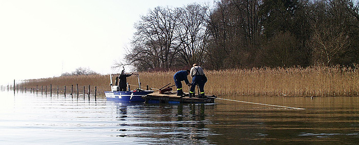 Picture: Workers fixing a landing stage on the Ammersee