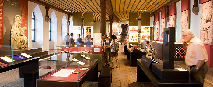 Bild: Besucher in den Ausstellungsräumen der Kaiserburg Nürnberg