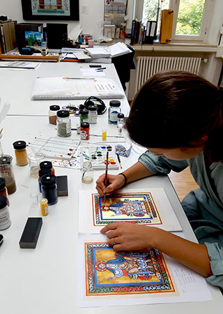 Bild: Praktikantin in der Papierrestaurierung